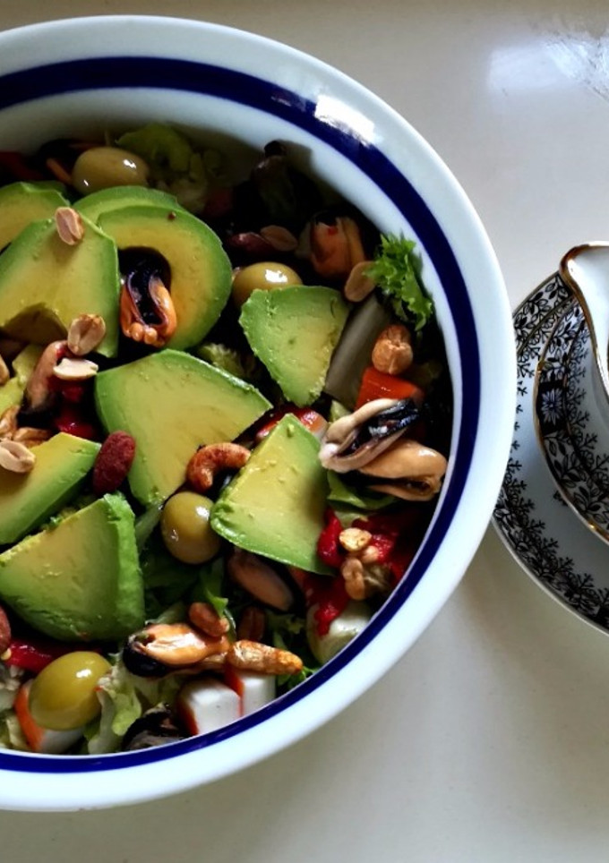 Una foto de Ensalada de mejillones y aguacate