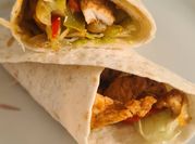 Una foto de pollo y tortillas de maiz