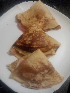 Una foto de Crepes salados rellenos de jamón york, beicon y queso