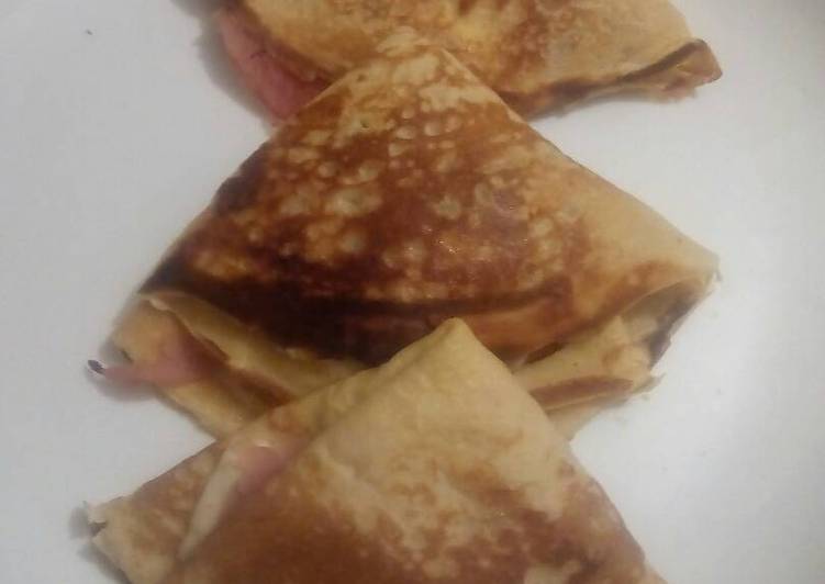 Crepes salados rellenos de jamón york, beicon y queso