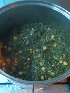Una foto de Mezcla de espinacas y acelgas con garbanzos