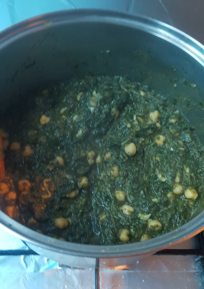 Una foto de Mezcla de espinacas y acelgas con garbanzos