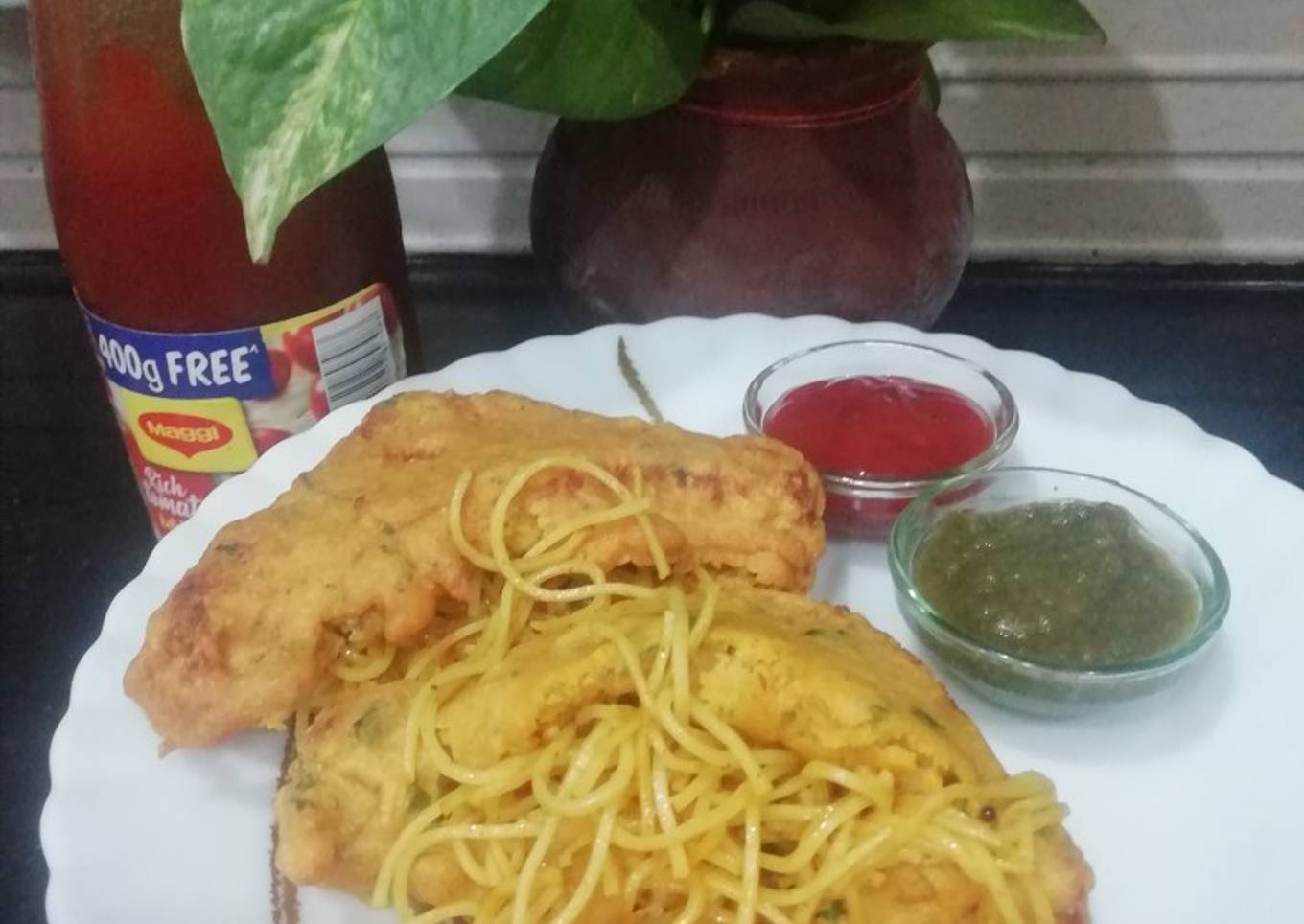 Maggi Stuffed Bread Pakora