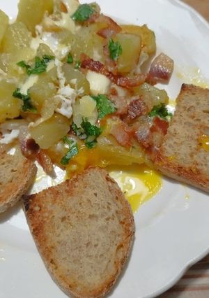 Foto di Patate con uova in padella
