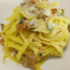 Tagliatelle ai finferli e zafferano A picture of Tagliatelle ai finferli e zafferano.