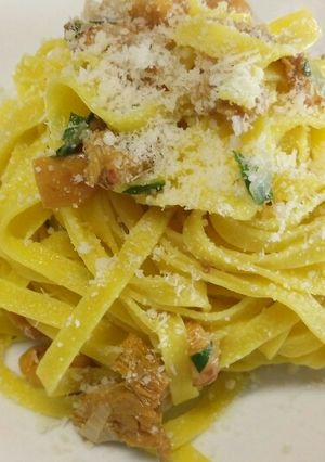 A picture of Tagliatelle ai finferli e zafferano.