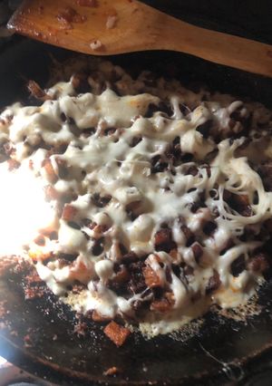 Una foto de Papas 🥔 chorizo y quesillo fundido