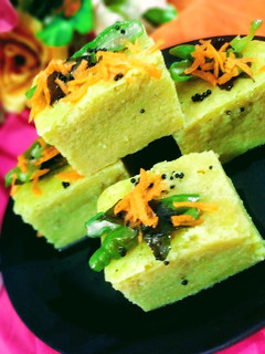 गुजराती बेसन का ढोकला (Gujrati besan ka dhokla recipe in Hindi) रेसिपी मुख्य फोटो
