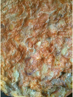 Una foto de Tortilla fina de alcachofas y patatas