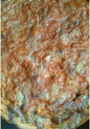Una foto de Tortilla fina de alcachofas y patatas