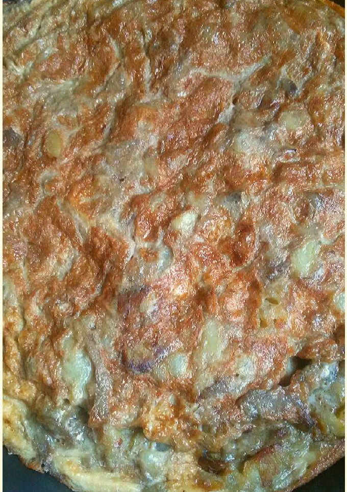 Una foto de Tortilla fina de alcachofas y patatas