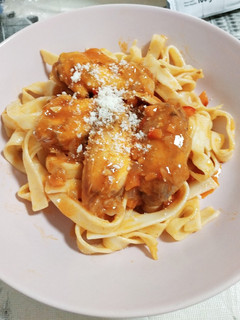 Una foto de Fideos al huevo con alitas de pollo en salsa de tomate