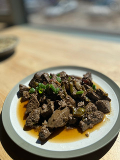 A picture of Lebanese-style lamb liver with lemon juice.
