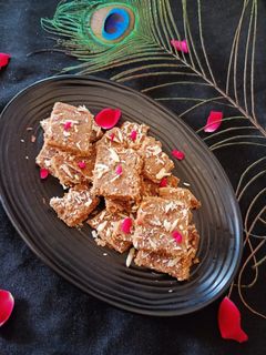 गुड़ पापड़ी (Gud Papdi recipe in Hindi) रेसिपी मुख्य फोटो