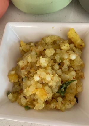સાબુદાણા ની ખીચડી (Sabudana Khichdi Recipe In Gujarati) રેસીપી મુખ્ય ફોટો