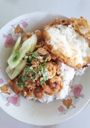 รูปของ ข้าวกุ้งไก่กระเทียมไข่ดาว