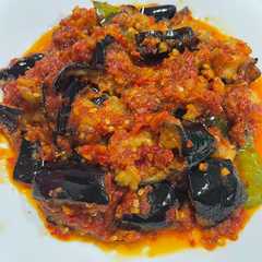 A picture of Terong balado.