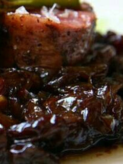 Una foto de Solomillo de cerdo con ciruelas pasas y salsa de Pedro Ximenez