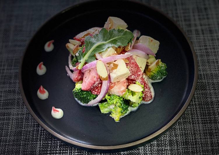 Broccoli Strawberry Salad 🥦🍓🥗