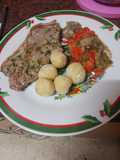 Entrecot a la plancha con papas arrugas y ensalada de cebolla y pimientos asados