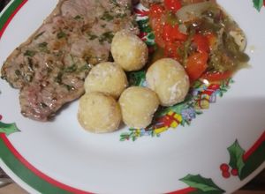 Una foto de Entrecot a la plancha con papas arrugas y ensalada de cebolla y pimientos asados