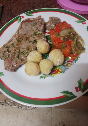Una foto de Entrecot a la plancha con papas arrugas y ensalada de cebolla y pimientos asados