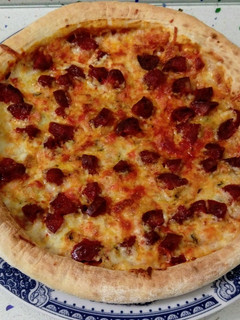 Una foto de Pizza de cuatro quesos con chorizo ibérico