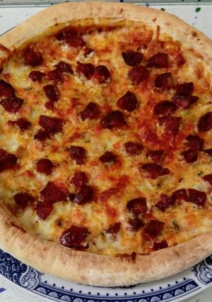 Foto principal de Pizza de cuatro quesos con chorizo ibérico