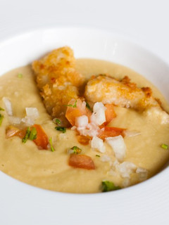 Una foto de Bacalao rebozado con Panko con sopa de garbanzos y tahini- Receta de Chakall