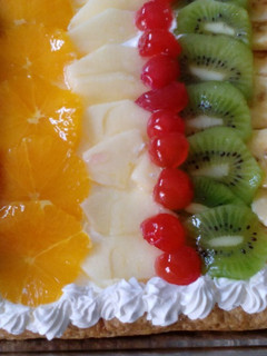 Una foto de Tarta de hojaldre ,nata y fruta fresca
