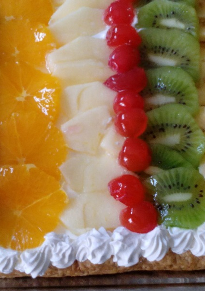 Una foto de Tarta de hojaldre ,nata y fruta fresca