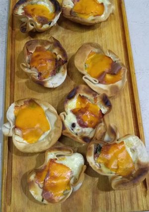 Una foto de Canastitas de cheddar, panceta y verdeo
