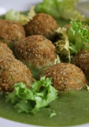 Foto di Polpette leggere di scarola e vitello su crema di scarola