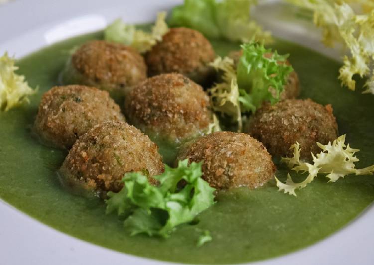 Polpette leggere di scarola e vitello su crema di scarola