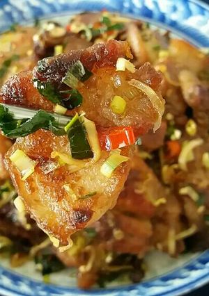Hình của món Thịt ba rọi xào mắm ruốc kiểu Thái.