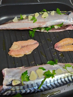 Una foto de Caballa a la plancha con sus huevas