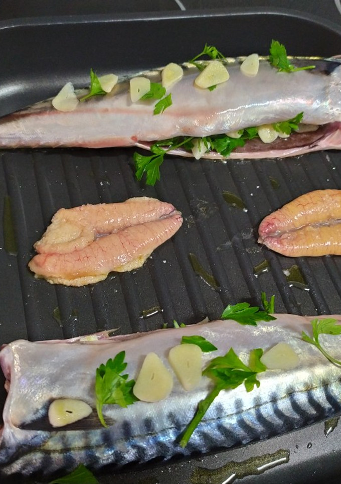 Una foto de Caballa a la plancha con sus huevas