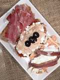 Trío de tostadas: bonito, anchoas y jamón