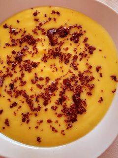 Una foto de Crema con calabacín, patata y zanahoria, con virutas de jamón