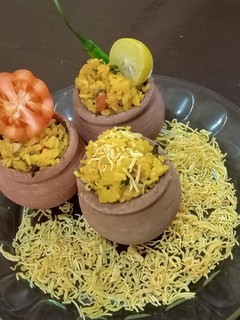 બટેટા પૌવા(aloo poha recipe in gujarati) રેસીપી મુખ્ય ફોટો
