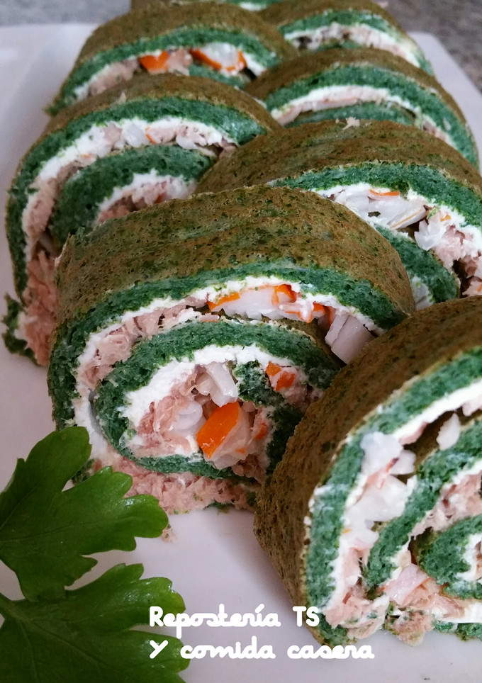 Una foto de Brazo gitano de espinacas relleno de atún y queso