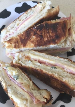 Una foto de Cremona Rellena de Jamón y Queso Azul