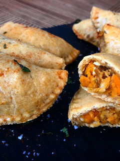 Una foto de Empanadillas de pollo, huevo y batata (versión mambo y normal)
