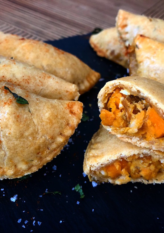 Una foto de Empanadillas de pollo, huevo y batata (versión mambo y normal)