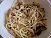 Una foto di linguine tonno