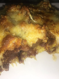 Una foto de Pastel de plátano con chicharrones al gratín