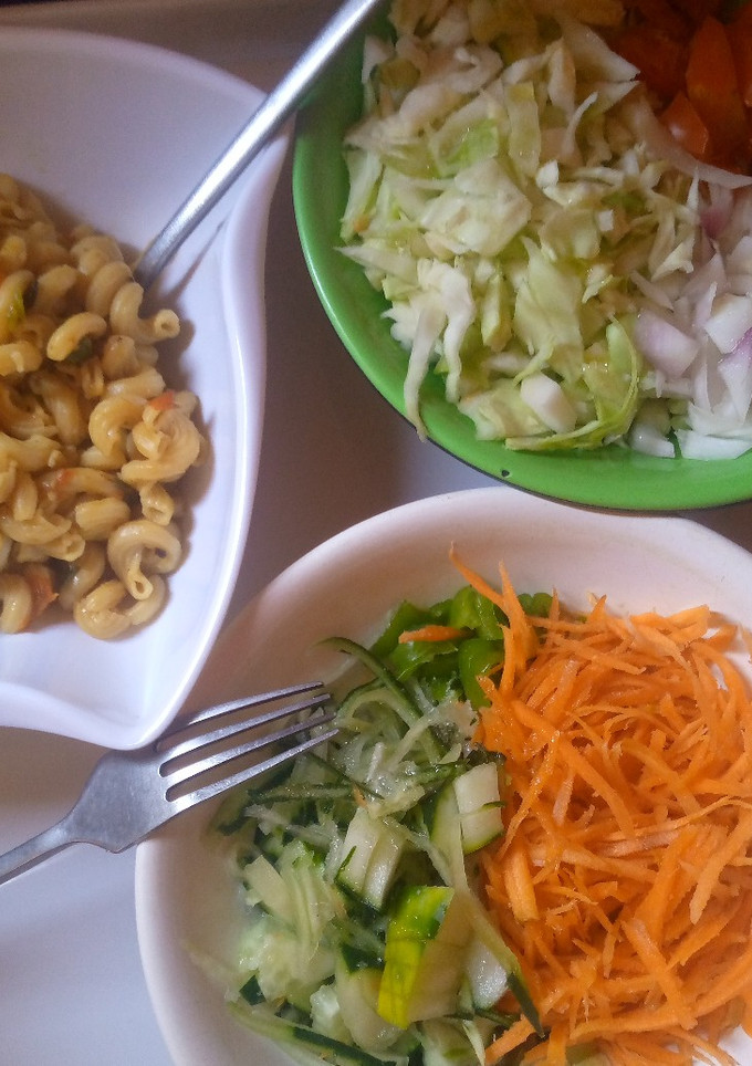 A picture of Mac and veggies.