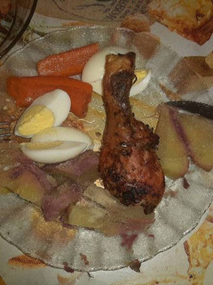 Una foto de Pollo al horno con ensalada caliente