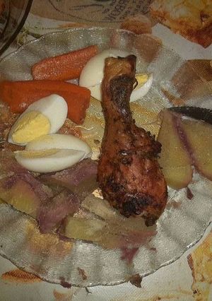 Una foto de Pollo al horno con ensalada caliente