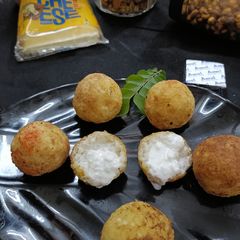 A picture of Cheesy Bomb.